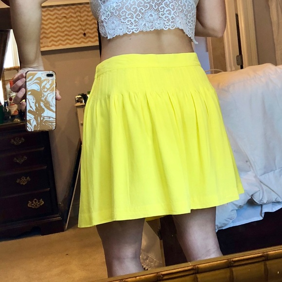 Gap bright yellow skirt - Picture 2 of 5